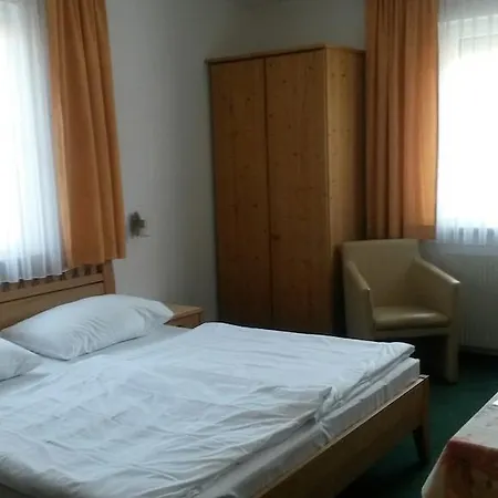 Pensión Parzer Bei Wien 3*